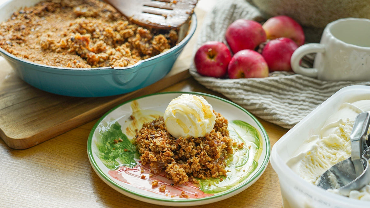 Apfel-Crumble mit gebräunter Butter, Zimt & Vanilleeis