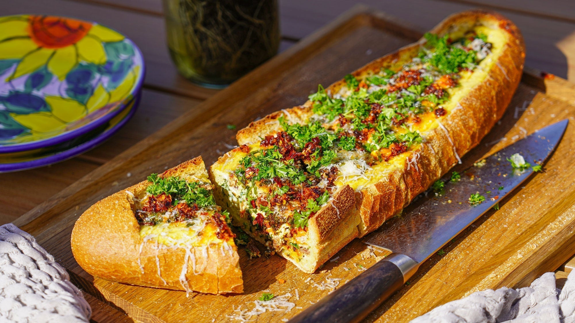 Egg Boats mit Spinat, Feta & getrockneten Tomaten