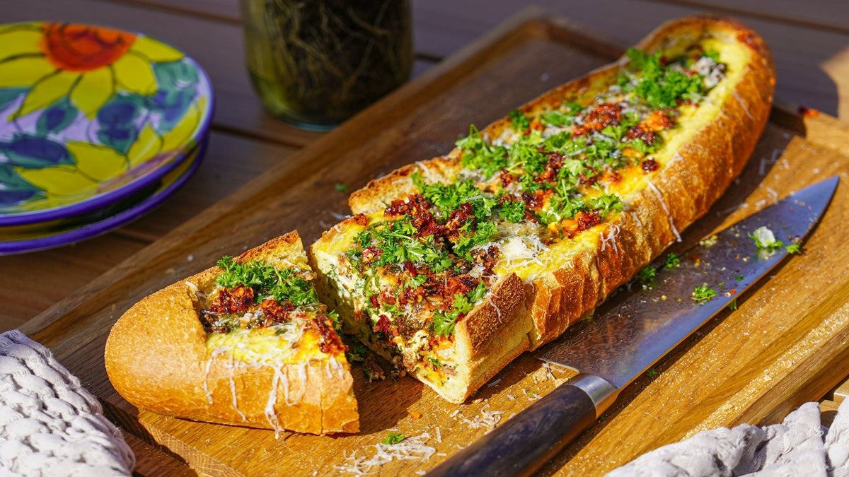 Egg Boats mit Spinat, Feta & getrockneten Tomaten