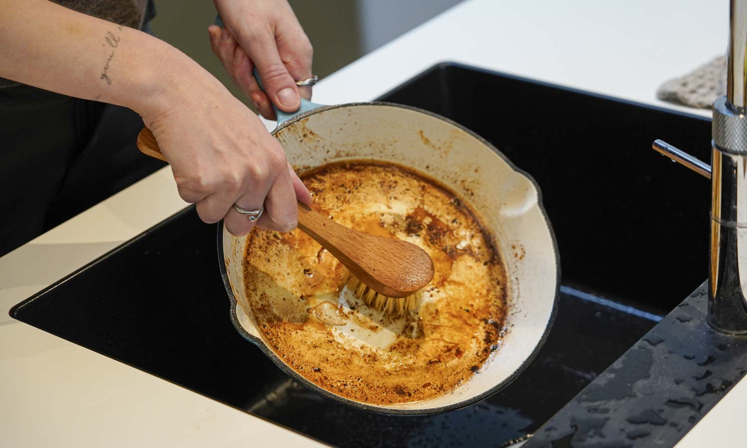 Bratpfanne reinigen — der komplette Guide für alle Materialien