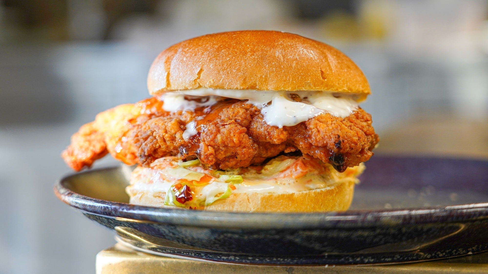 Fried-Chicken-Burger mit Limetten-Mayo, cremigem Coleslaw & Hot Honey
