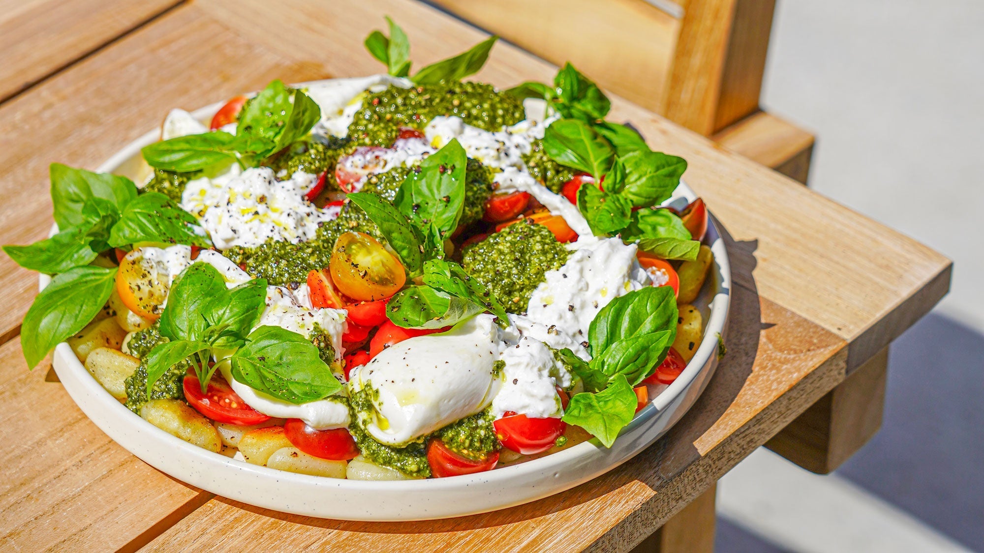 Knusprige Gnocchi mit grünem Pesto, Burrata und frischen Kirschtomaten