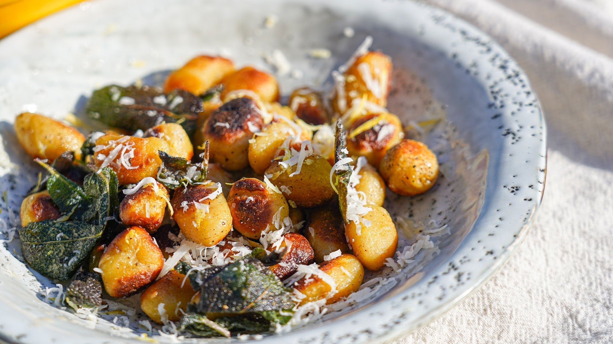 Gebratene hausgemachte Gnocchi mit brauner Butter, Salbei & Parmesan