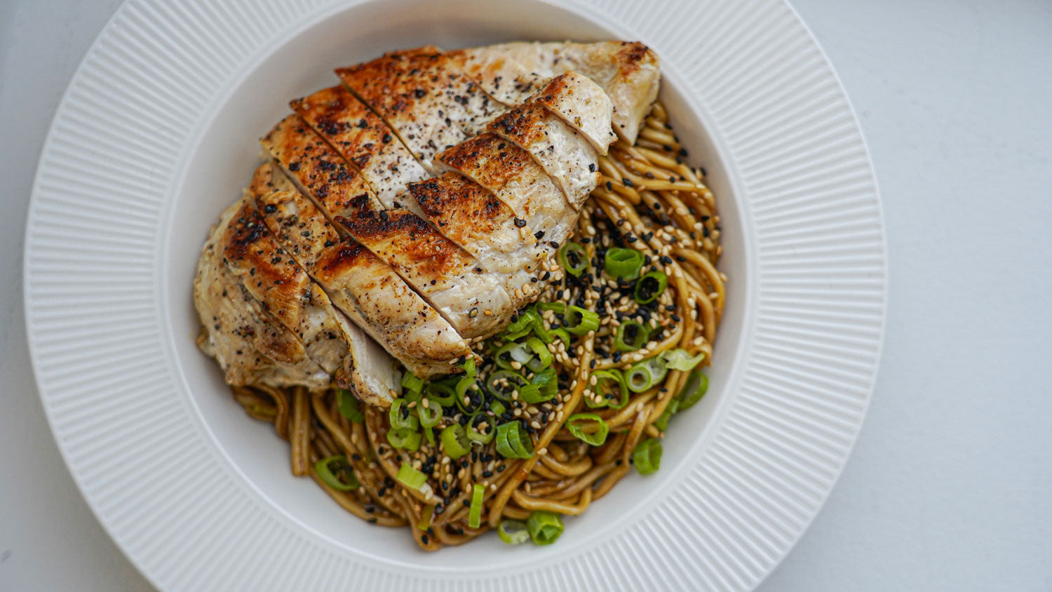 Hoisin-Nudeln mit Hähnchen, Knoblauch & Sesam