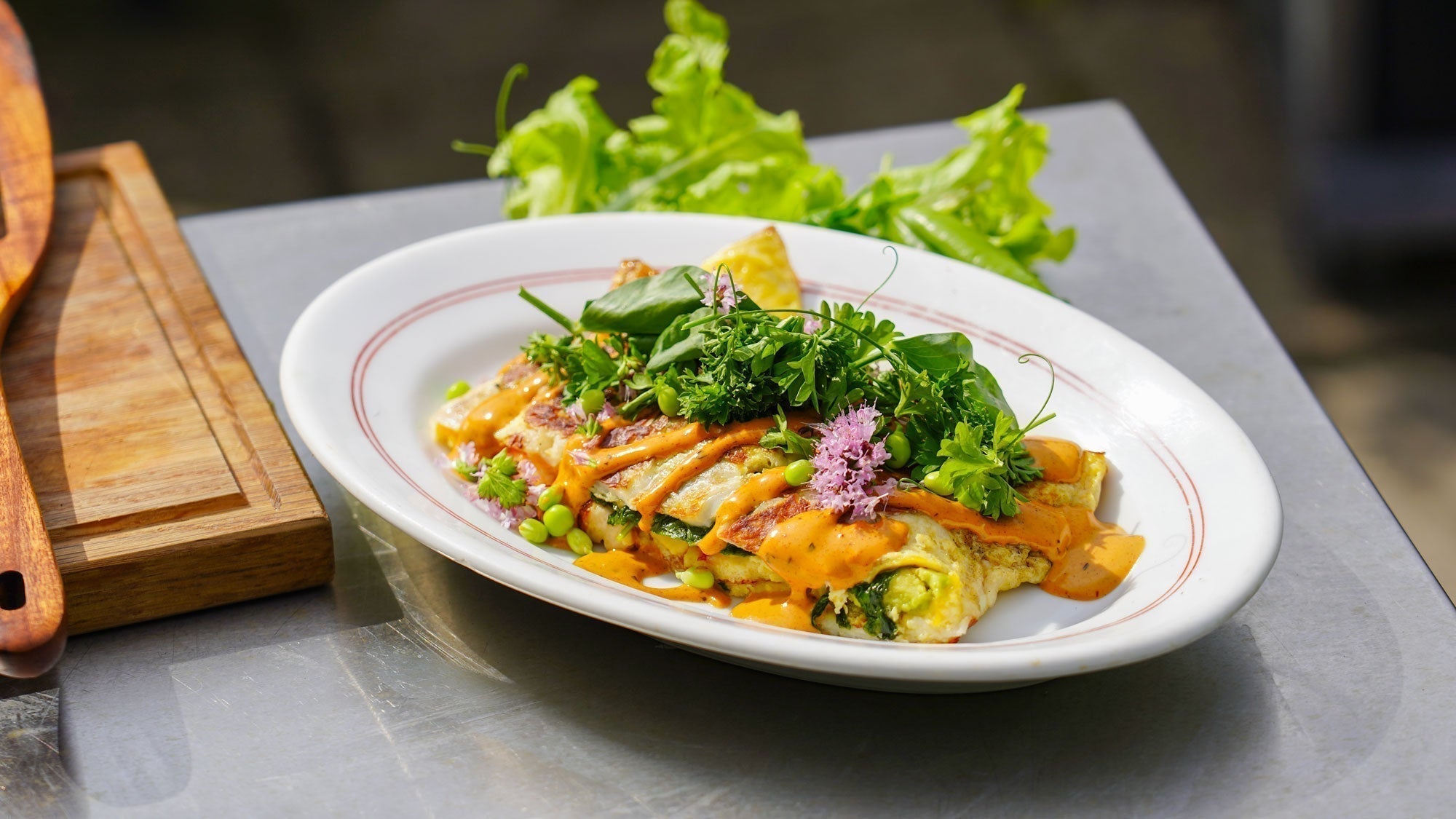 Riesenomelett mit knusprigem Halloumi, Avocado, Tomate und frischem Salat