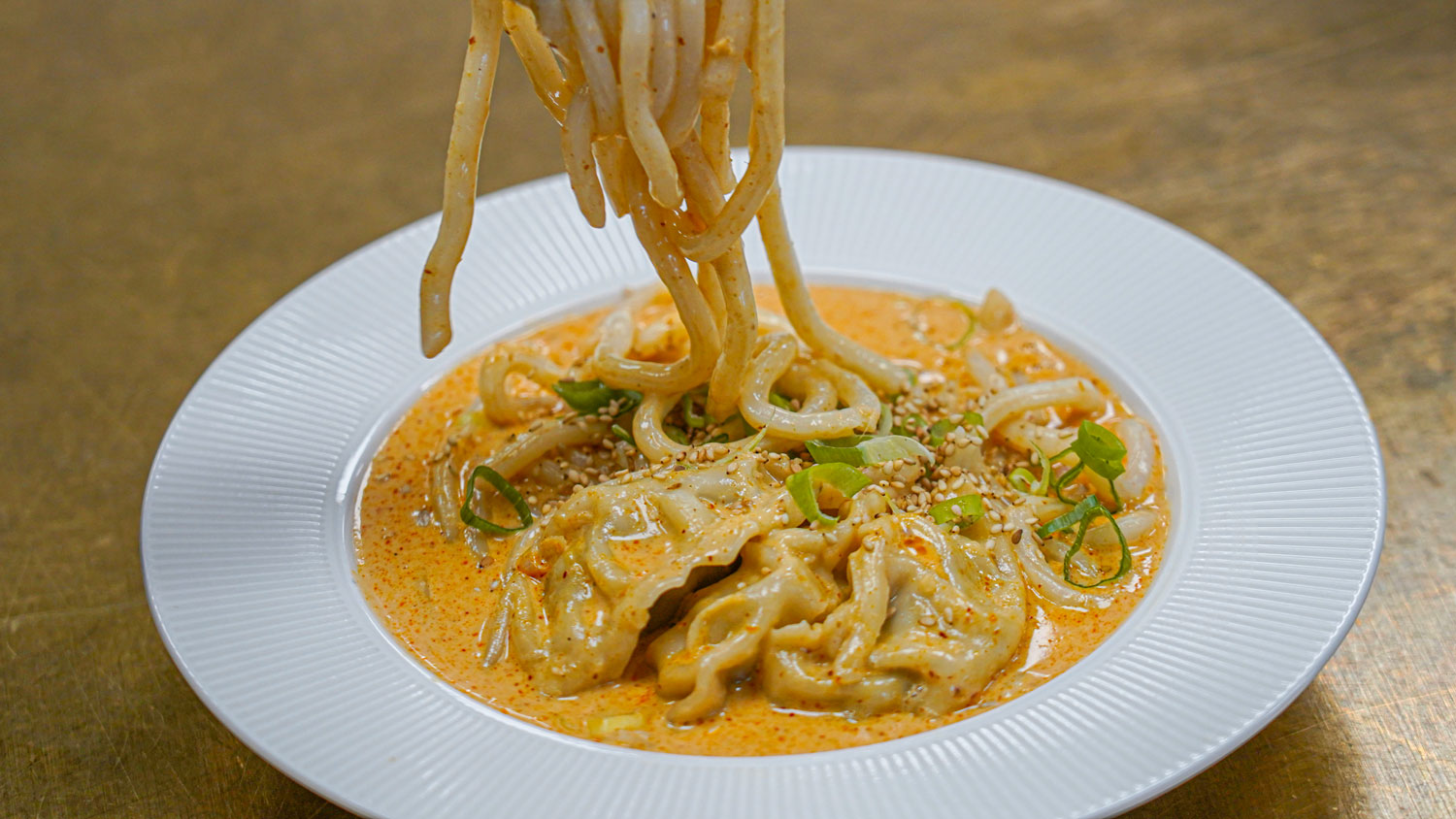 „One Pot“ mit rotem Curry, Dumplings &amp; Udon-Nudeln