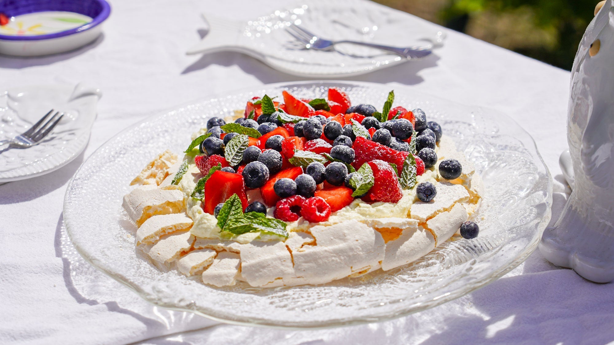 Klassische Pavlova mit frischen Beeren & Minze