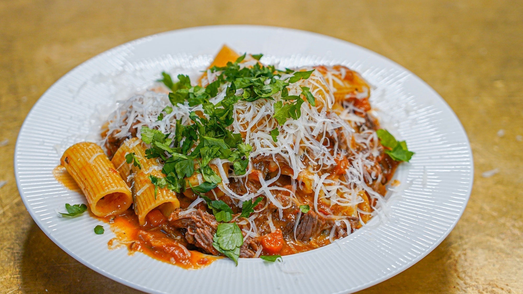 Rigatoni mit langsam geschmortem Rinderbug