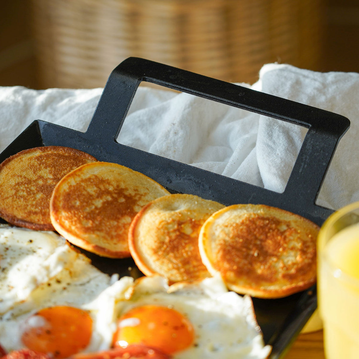 Pfannkuchen und Spiegeleier von der Grillplatte