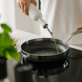 6-ply-Bratpfanne mit Öl auf dem Herd