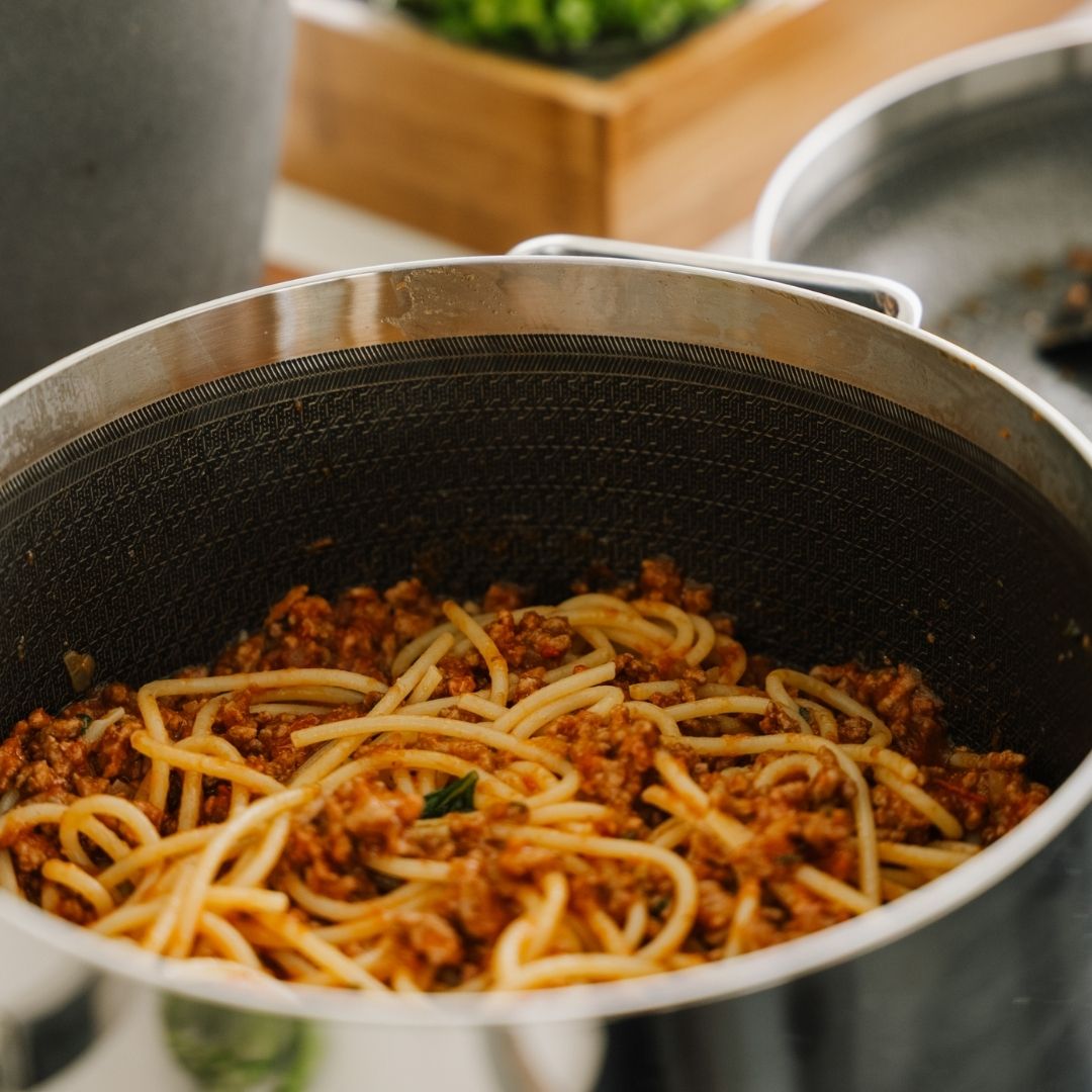 Spaghetti Bolognese in einem großen Topf
