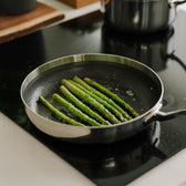 Spargel in einer Bratpfanne auf dem Herd