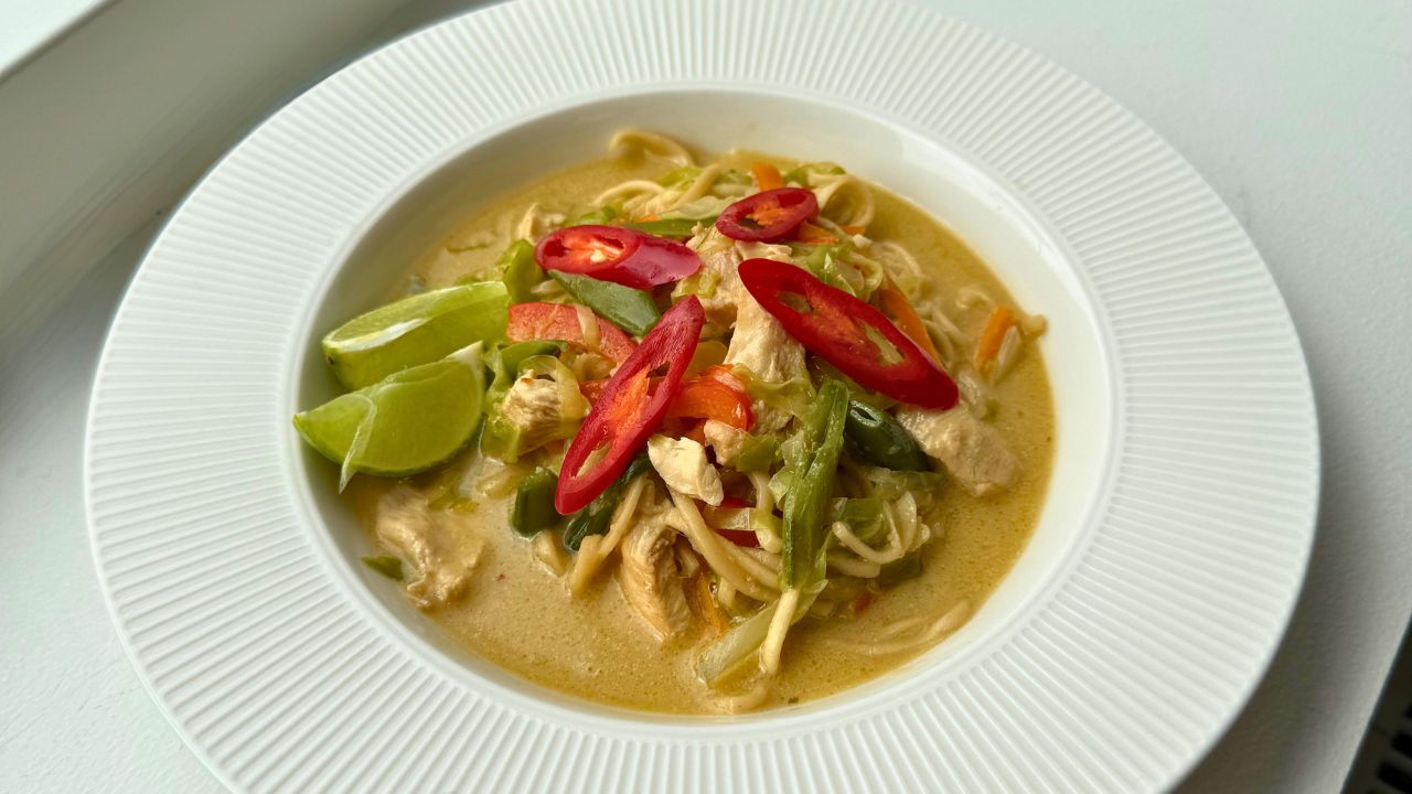 Asiatische Nudelsuppe mit Kokosmilch, Hähnchen und Spitzkohl