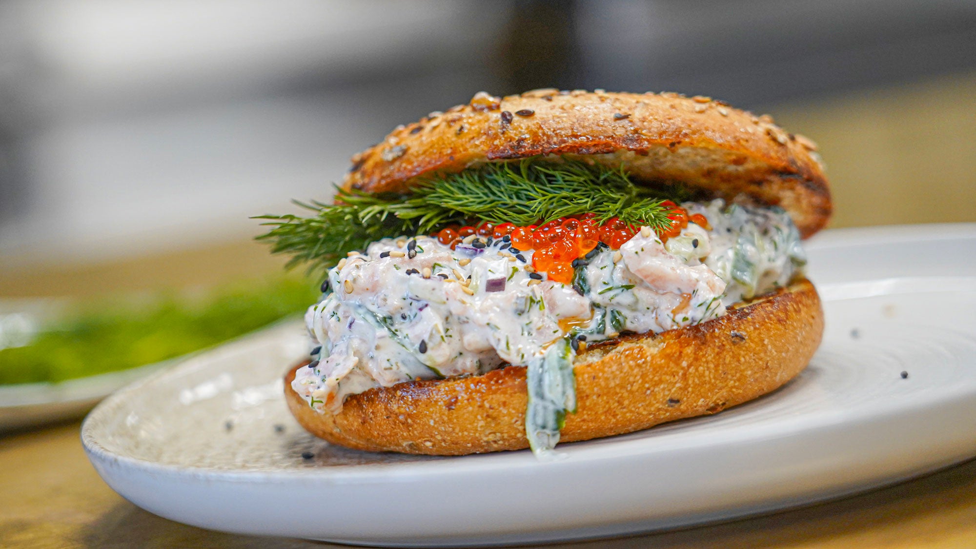 Knuspriger Bagel mit cremigem Lachssalat & Gurke