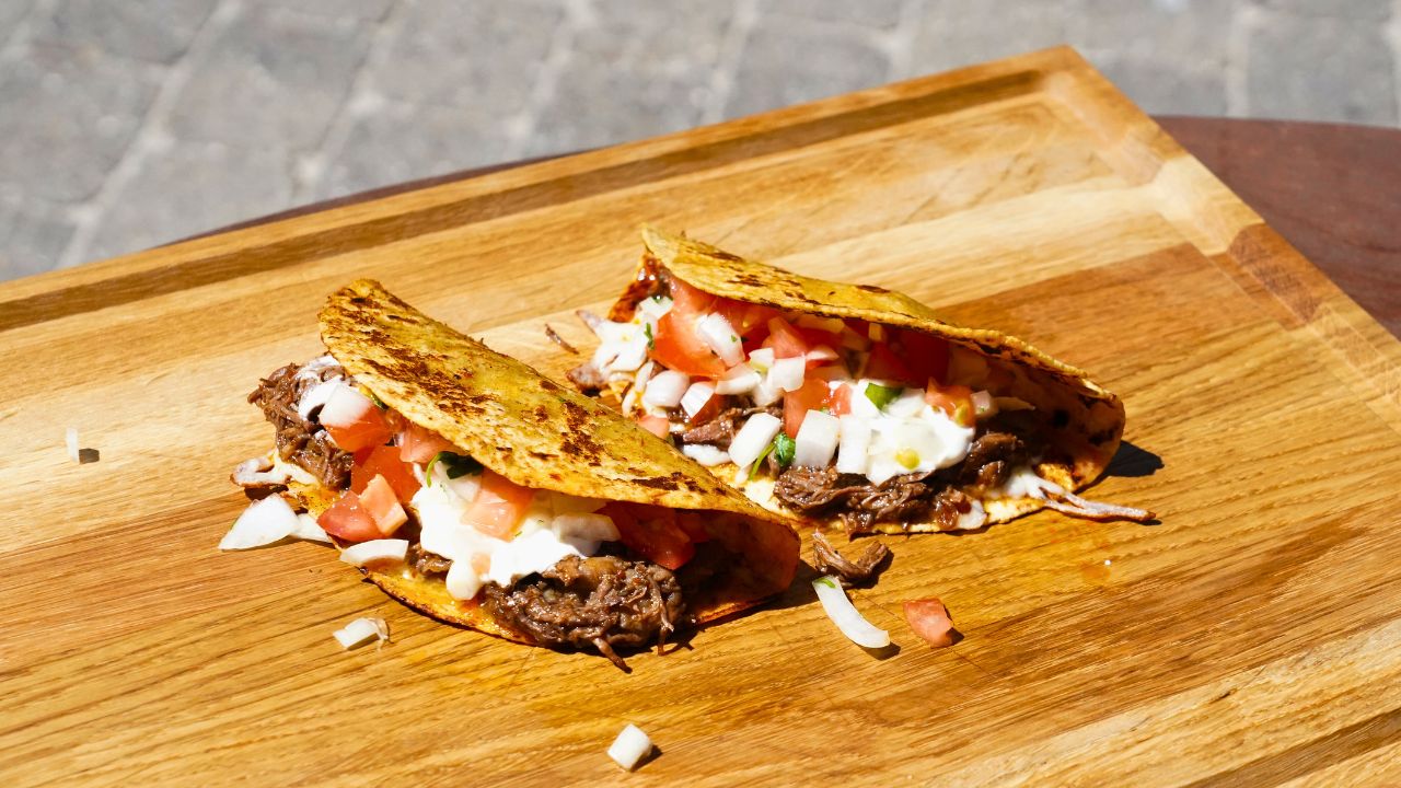 Birria-Tacos mit geschmolzenem Käse und frischem Pico de Gallo
