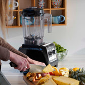 Obst auf der Küchenarbeitsplatte mit Qookware-Standmixer im Hintergrund