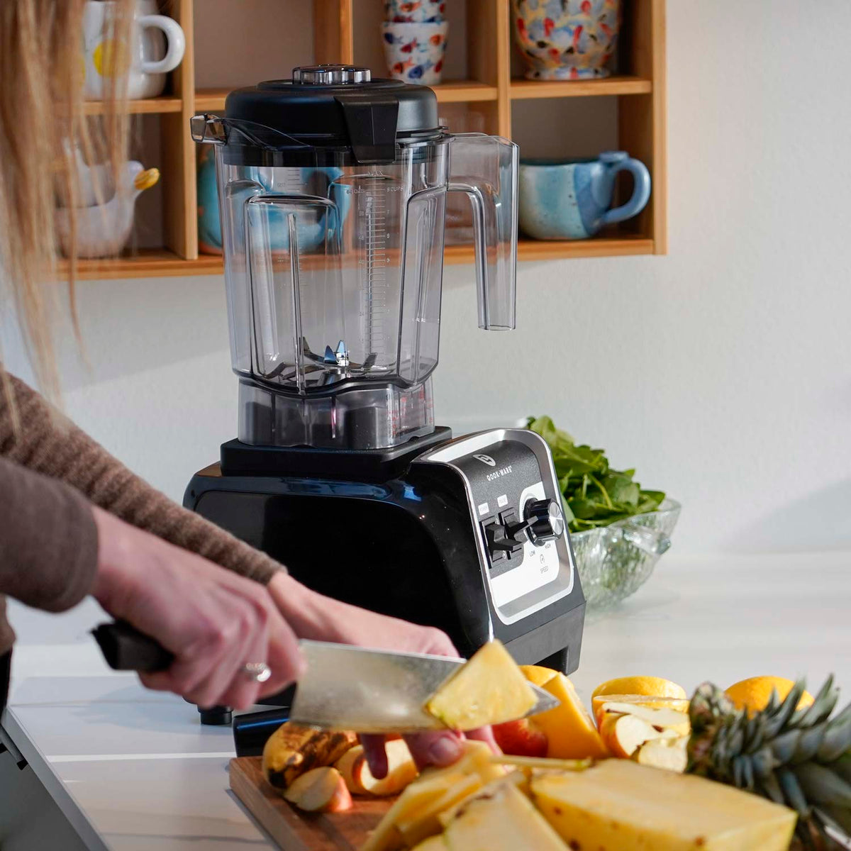 Obst auf der Küchenarbeitsplatte mit Qookware-Standmixer im Hintergrund