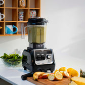 Qookware-Standmixer mit grünem Smoothie