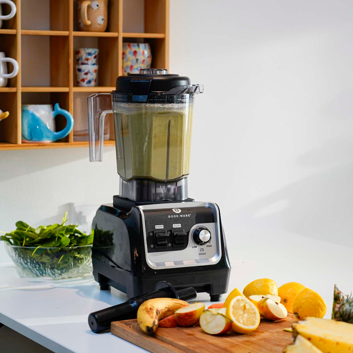 Qookware-Standmixer mit grünem Smoothie