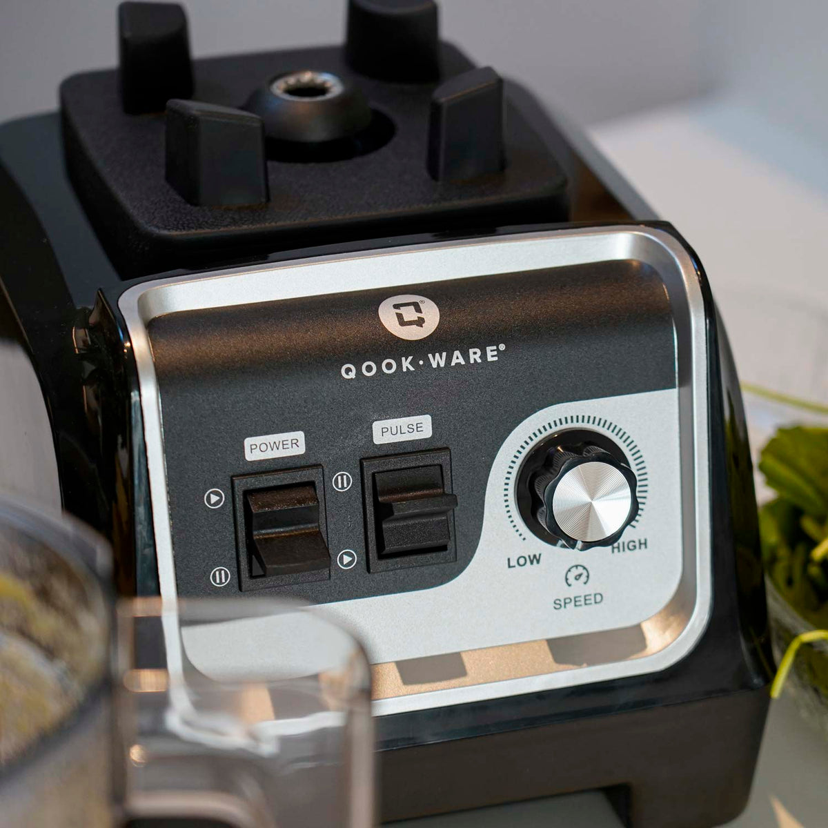 Nahaufnahme der Tasten am Qookware-Standmixer