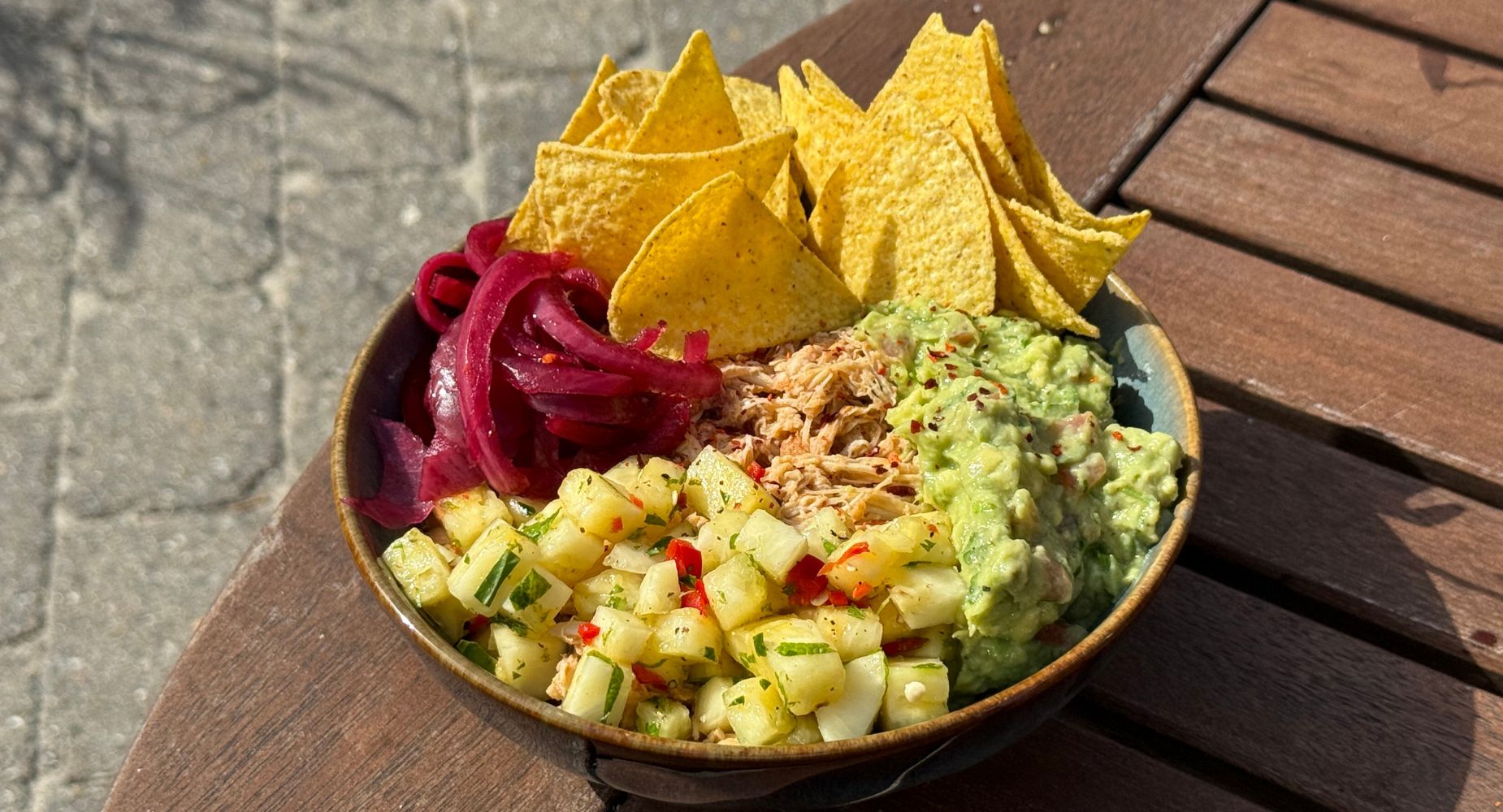 Bowl mit Pulled Chicken, Guacamole und Ananassalsa