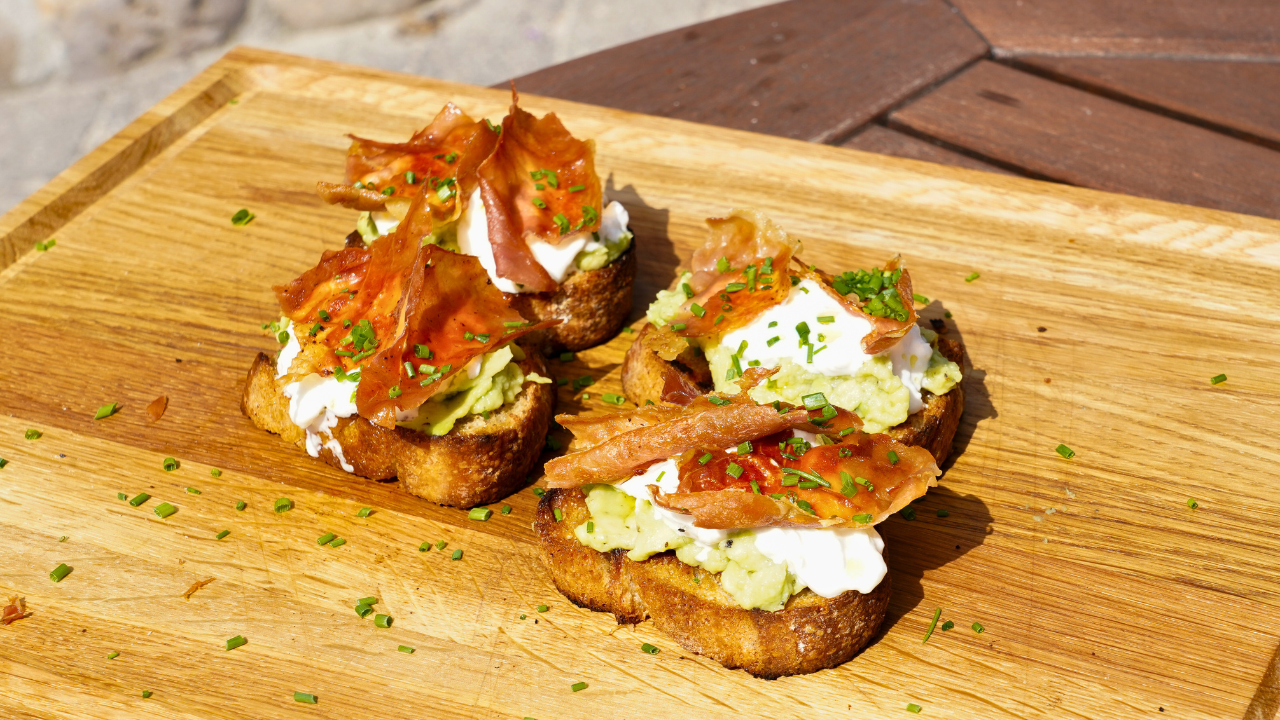 Bruschetta mit Avocado, Chiliöl, Burrata und knusprigem Serrano-Schinken