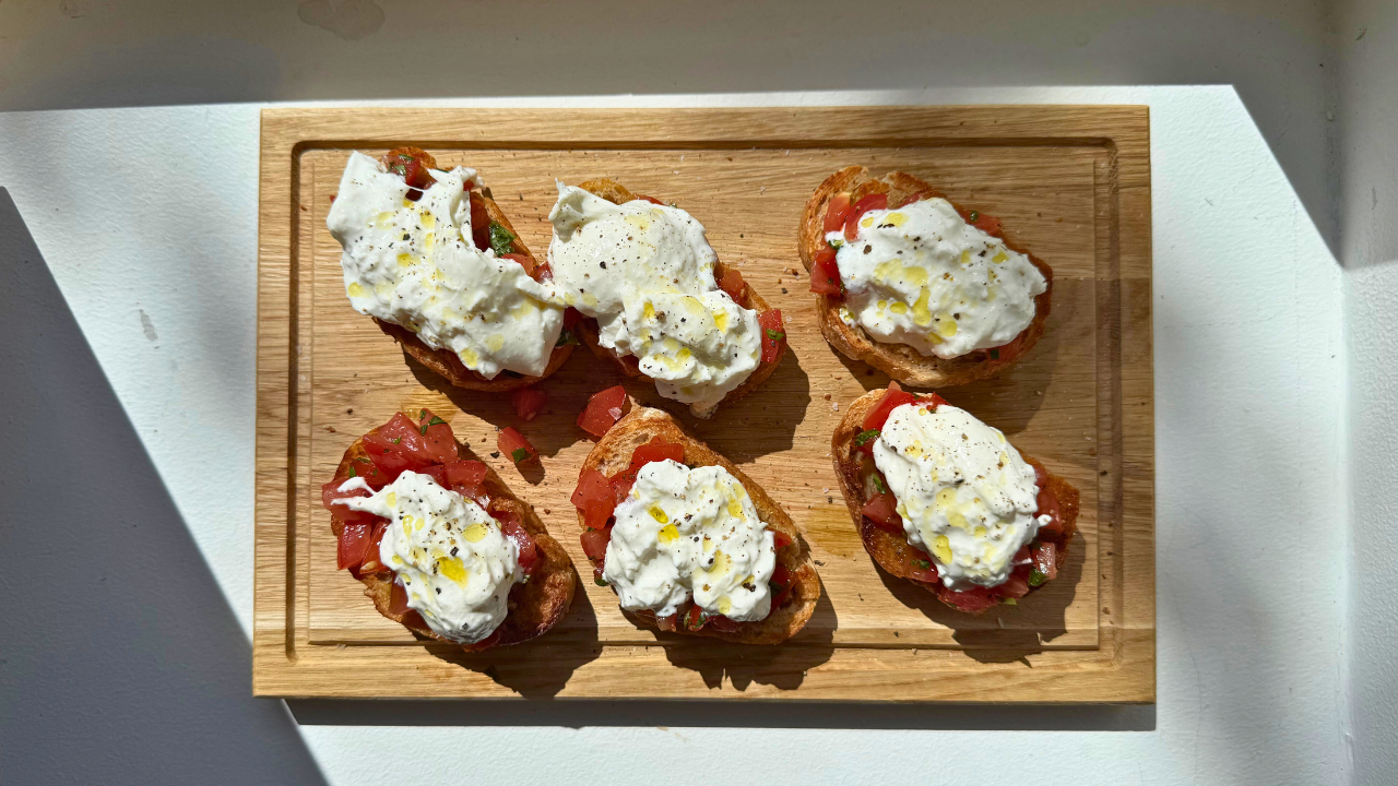 Bruschetta mit Burrata, Tomaten und frischem Basilikum
