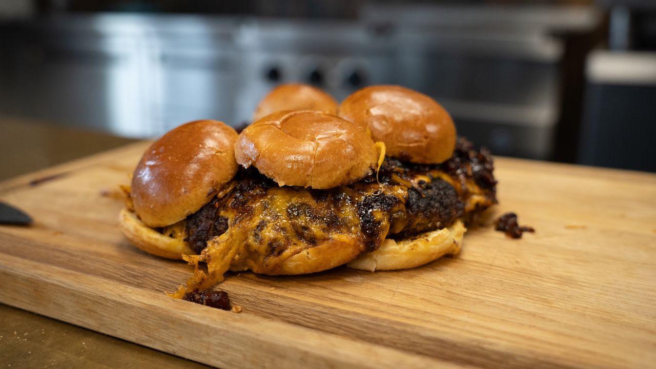 Mini-Burger mit Käse und Bacon-Marmelade