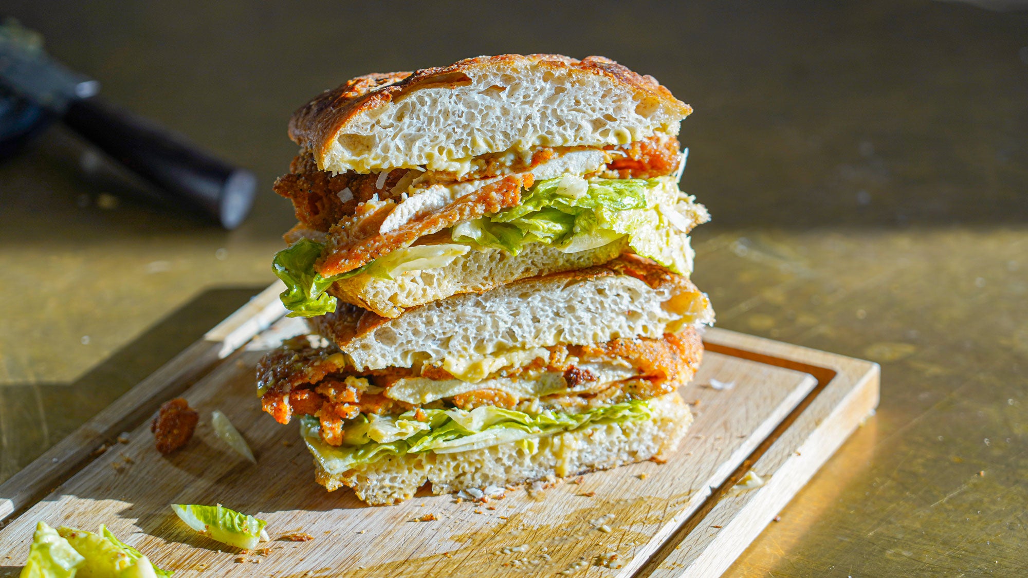 Knuspriges Caesar-Sandwich mit frittiertem Hähnchen