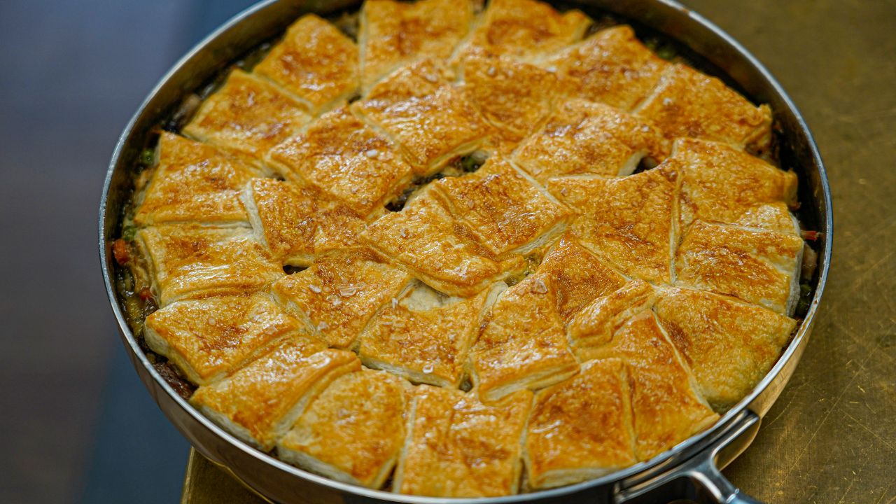 Chicken Pot Pie mit cremiger Hähnchenfüllung und knusprigem Blätterteig