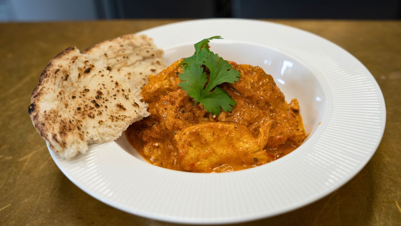 Chicken Tikka Masala mit Reis und Naanbrot