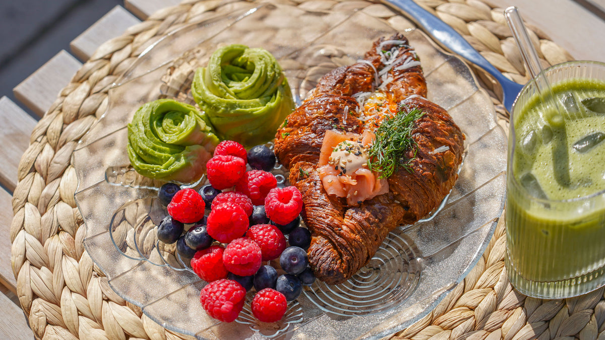 Croissants mit gebackenem Ei, Käse und kalt geräuchertem Lachs
