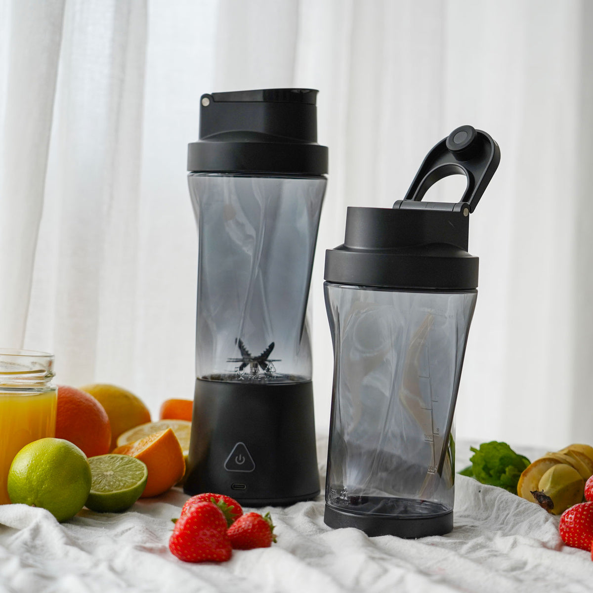 Kleiner Standmixer mit zusätzlichem To-go-Becher