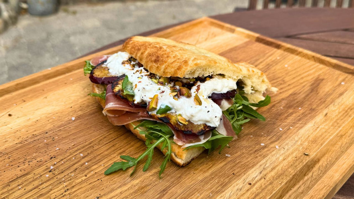 Focaccia mit gegrillten Nektarinen, Serrano-Schinken, Burrata und Pistazien