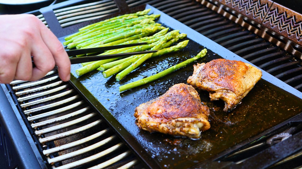 Gegrilltes Hähnchen mit knuspriger Haut, Spargel und frischem Tomatensalat