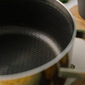 Nahaufnahme der Hybridbeschichtung in einem 6-ply-Topf