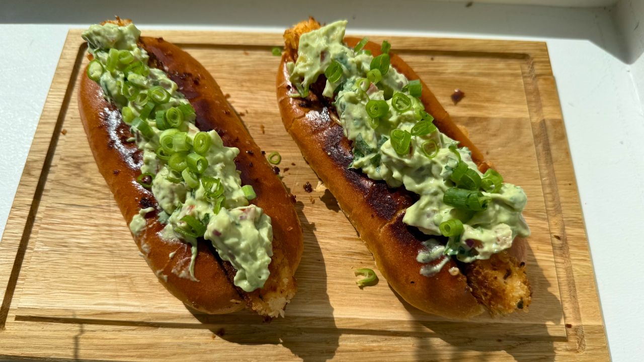 Halloumi-Hotdogs mit Avocado-Pico, Jalapeños und Chili-Mayo