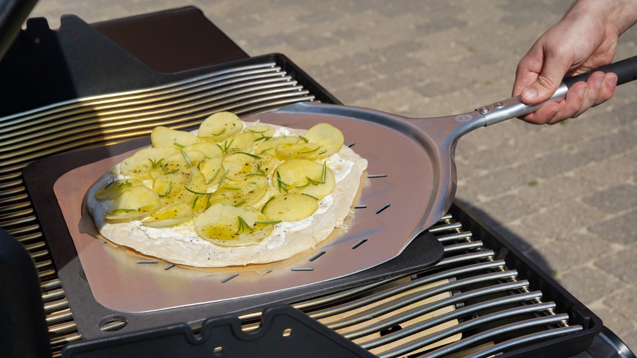 Kartoffelpizza mit knusprigem Boden und cremigem Belag