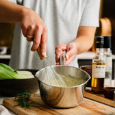Sauce béarnaise wird in einer 1,4-Liter-Stielkasserolle aus Edelstahl von Qookware gerührt