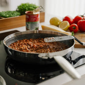 Bolognese in einer großen 6-ply-Bratpfanne