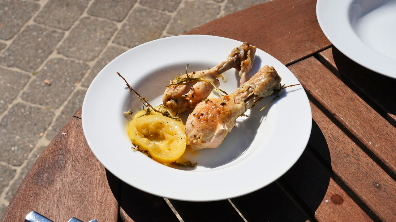 Hähnchenschenkel im Gusseisentopf auf dem Grill