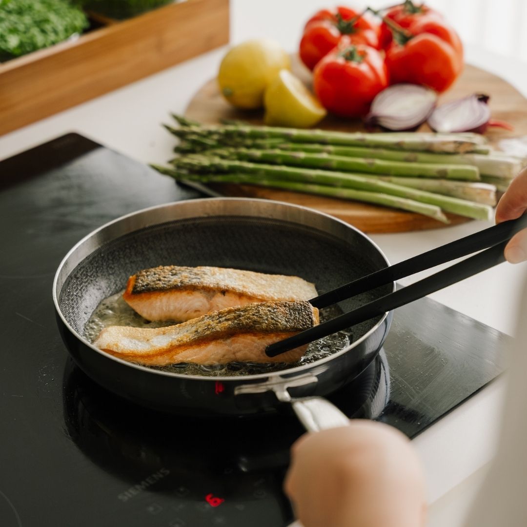 Lachs in einer Bratpfanne auf dem Herd