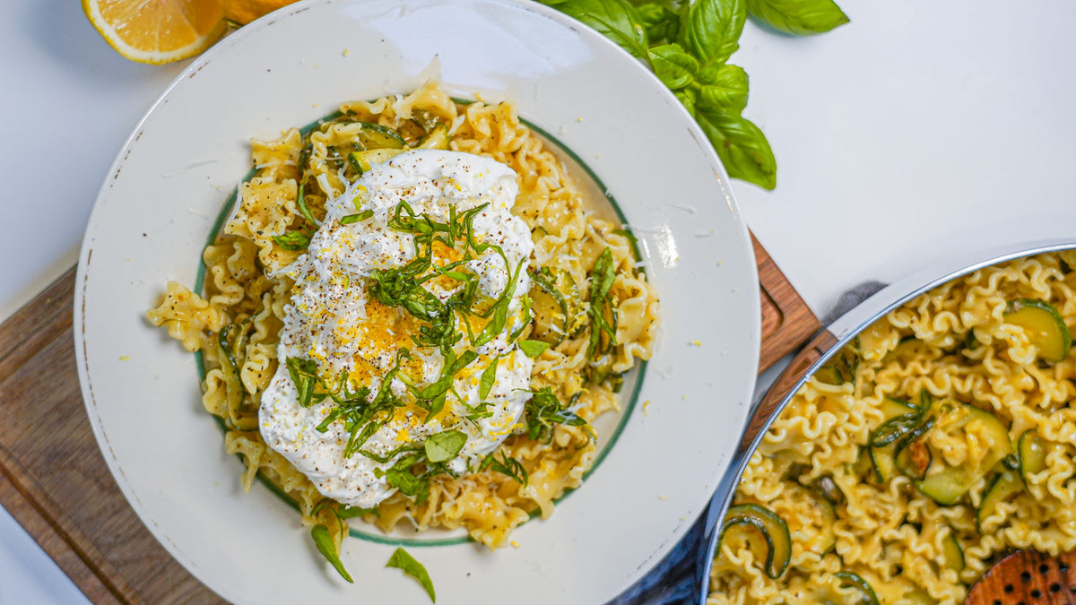 Mafalda Corta mit Zucchini, Zitrone, Kapern & Burrata