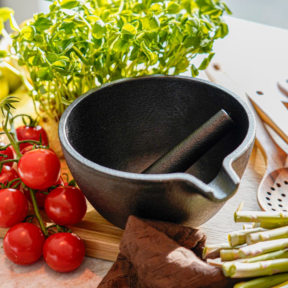 Mörser aus Gusseisen mit Stößel von Qookware