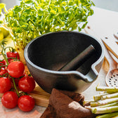 Mörser aus Gusseisen mit Stößel von Qookware