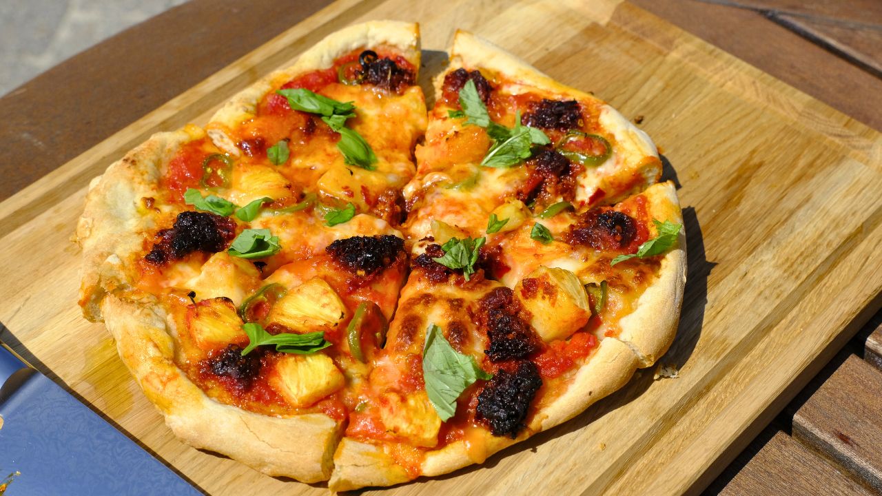 „Hawaiianisches Inferno“ – Pizza mit Ananas, Jalapeños und Nduja