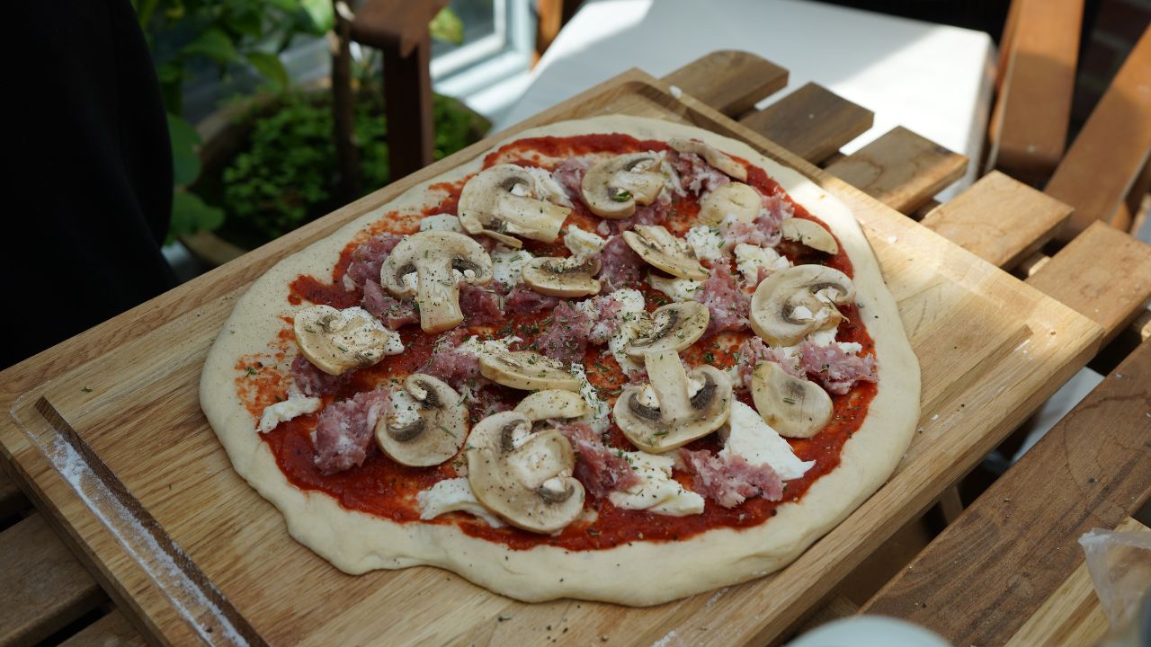 Pizza mit Salsiccia, Pilzen und frischem Rosmarin