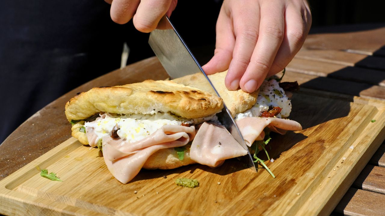 Pizza-Sandwich mit Mortadella, Burrata und Pesto