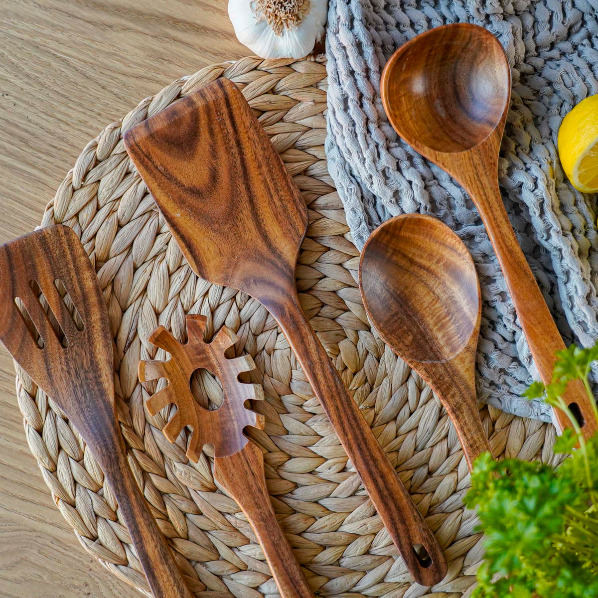 5-teiliges Küchenutensilien-Set auf der Küchenarbeitsplatte
