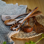Komplettes Küchenutensilien-Set auf dem Esstisch